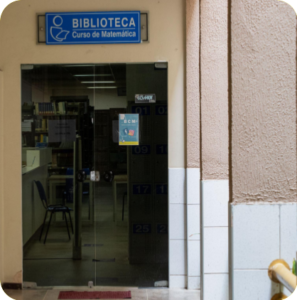 Imagem mostrando corredor que leva a porta da biblioteca