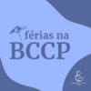 Banner quadrado com fundo lilás claro. No canto superior direito, aparece um detalhe ondulado na cor azul escuro, assim como no canto inferior esquerdo. No canto inferior direito, aparece um detalhe arredondado como parte de uma círculo também azul escuro sobre o qual aparece o símbolo da BCCP. No centro da imagem, à esquerda, aparece a logo do “Férias da BCCP”, que consiste no nome do evento, sendo o termo “BCCP” escrito abaixo com letras maiúsculas e maiores, e a palavras “férias” acompanhada do lado esquerdo por uma ilustração de guarda- sol, tudo na cor azul escuro.